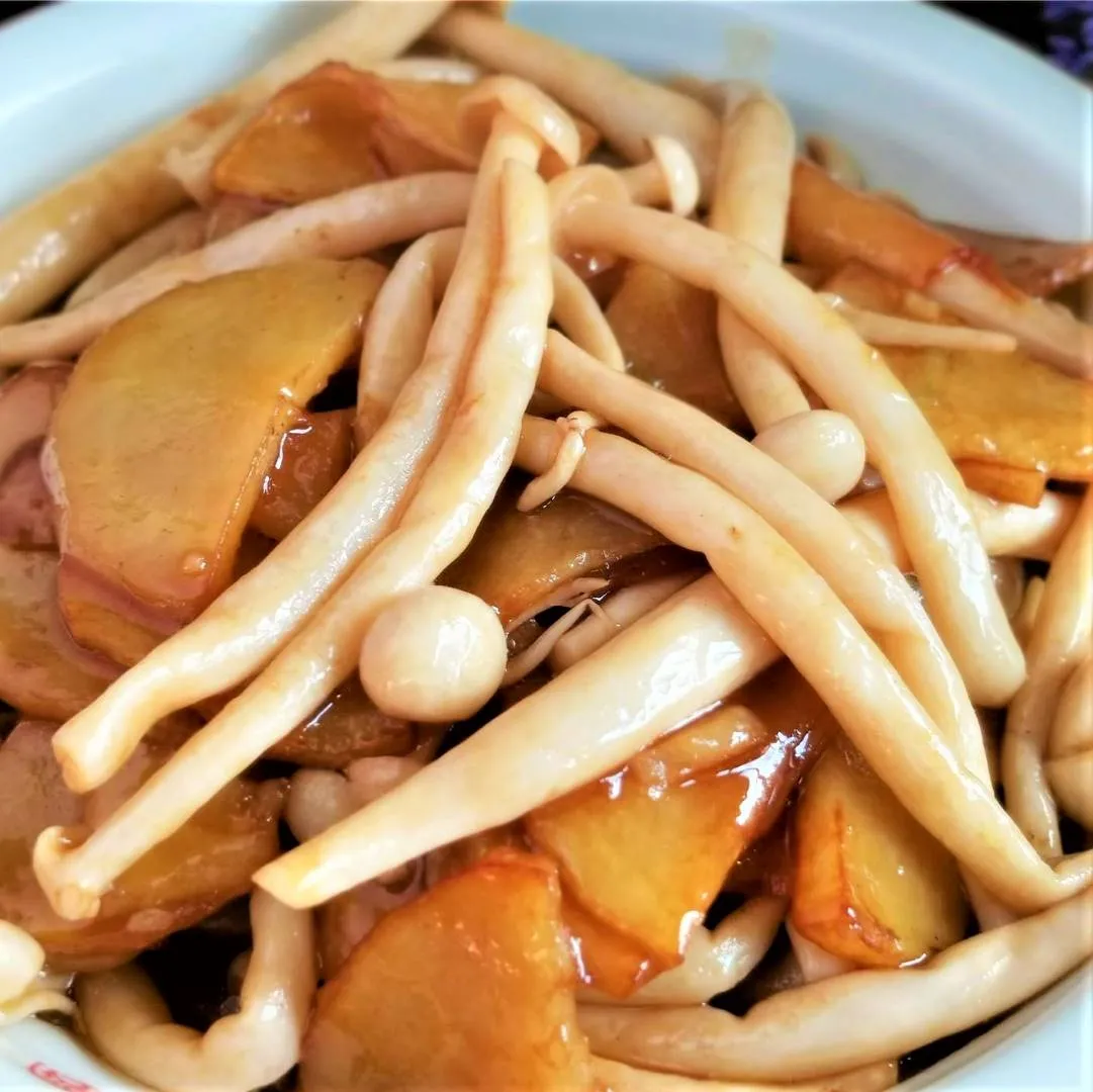 Braised Oyster Mushrooms and Potatoes in Red Salsa