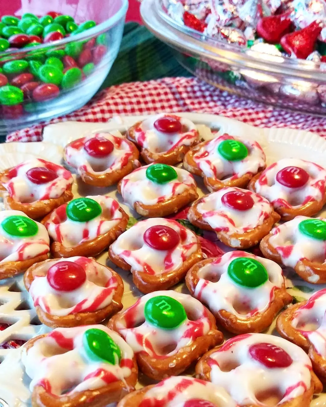 Candy Cane Pretzel Bites