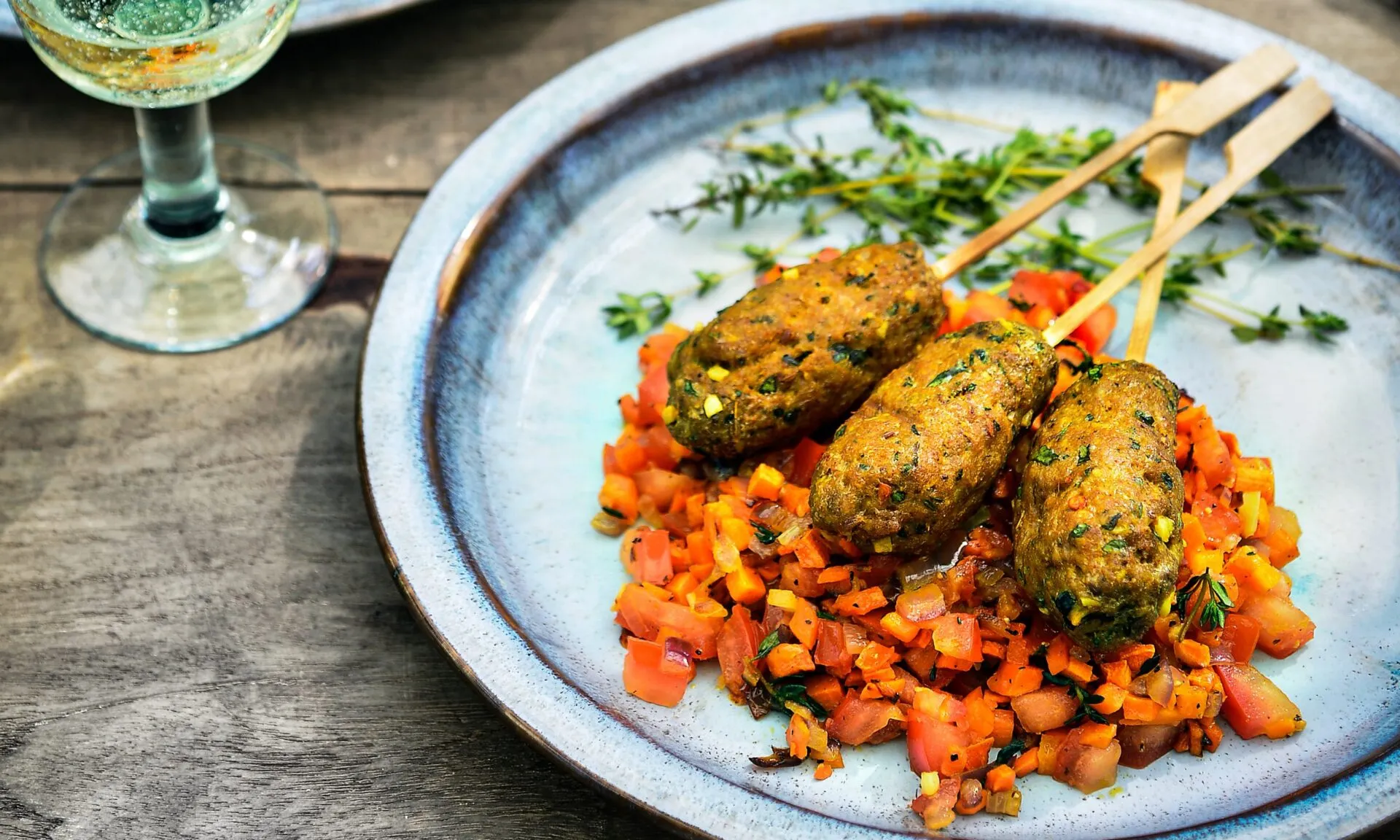 Lamsgehakt met kruiden op stokjes en tomatensaus met curry