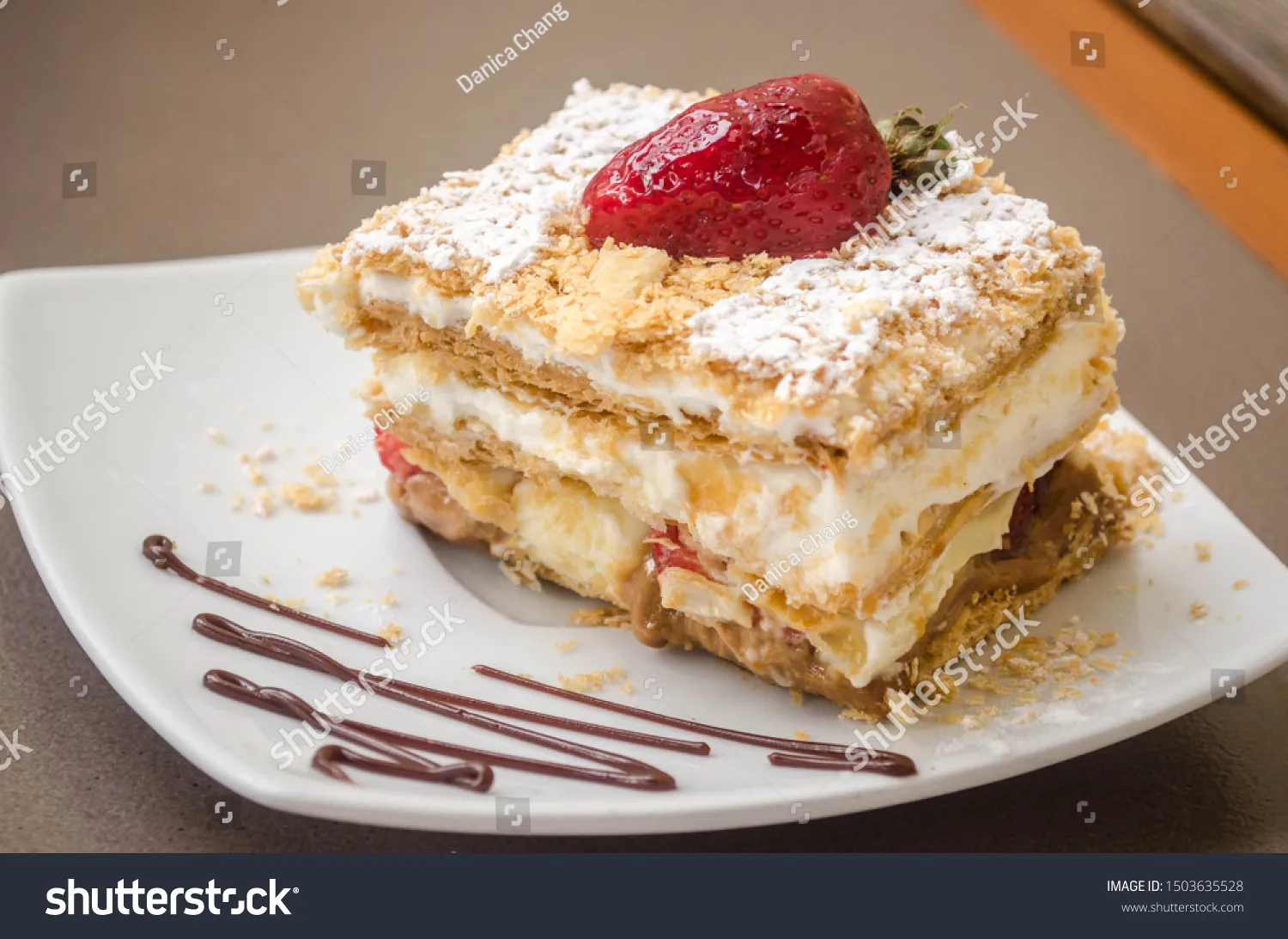 Mil Hojas con Crema y Fresas un Postre Facil y Rapido