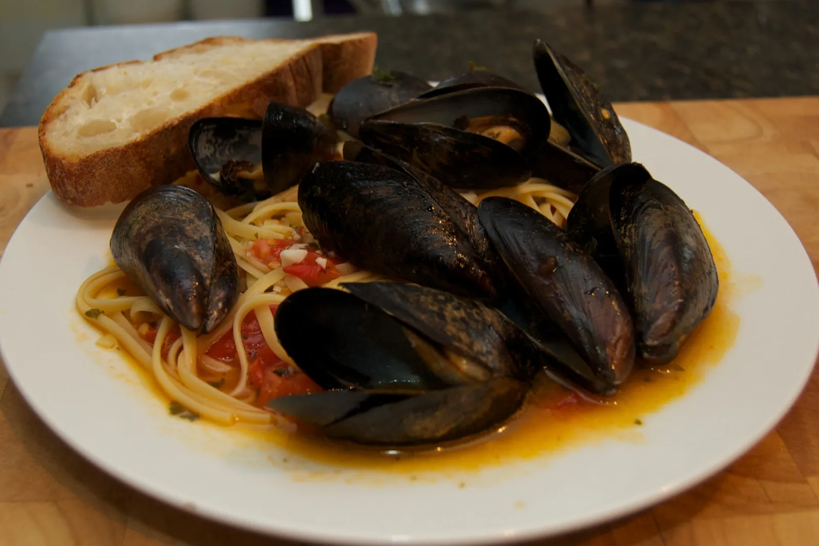 Mussels Linguine in White Wine Garlic