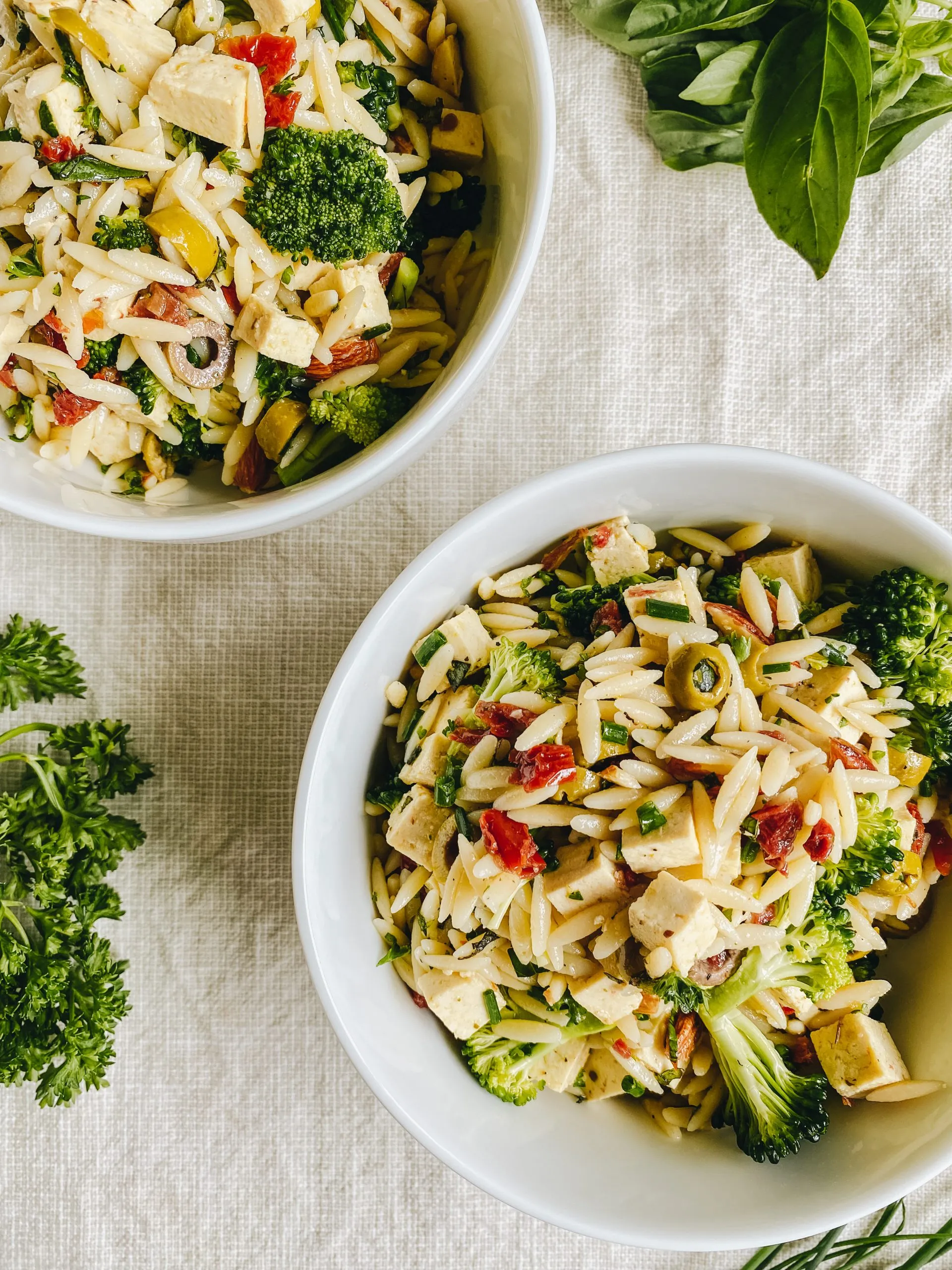 Salade d'Orzo aux Légumes Rôtis, Herbes Fraîches et Vinaigrette à l'Ail