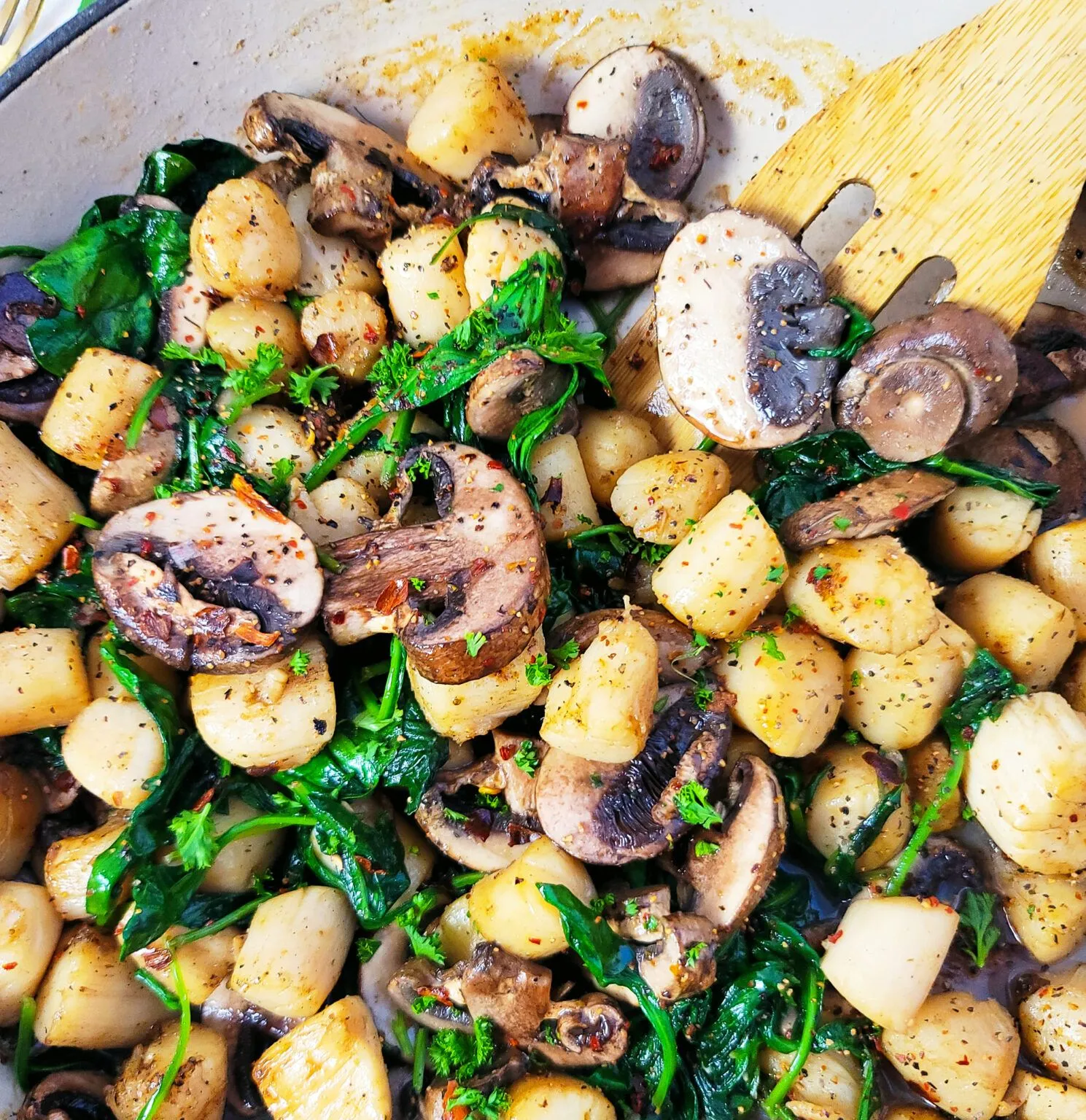 Scallops with Mushrooms and Spinach