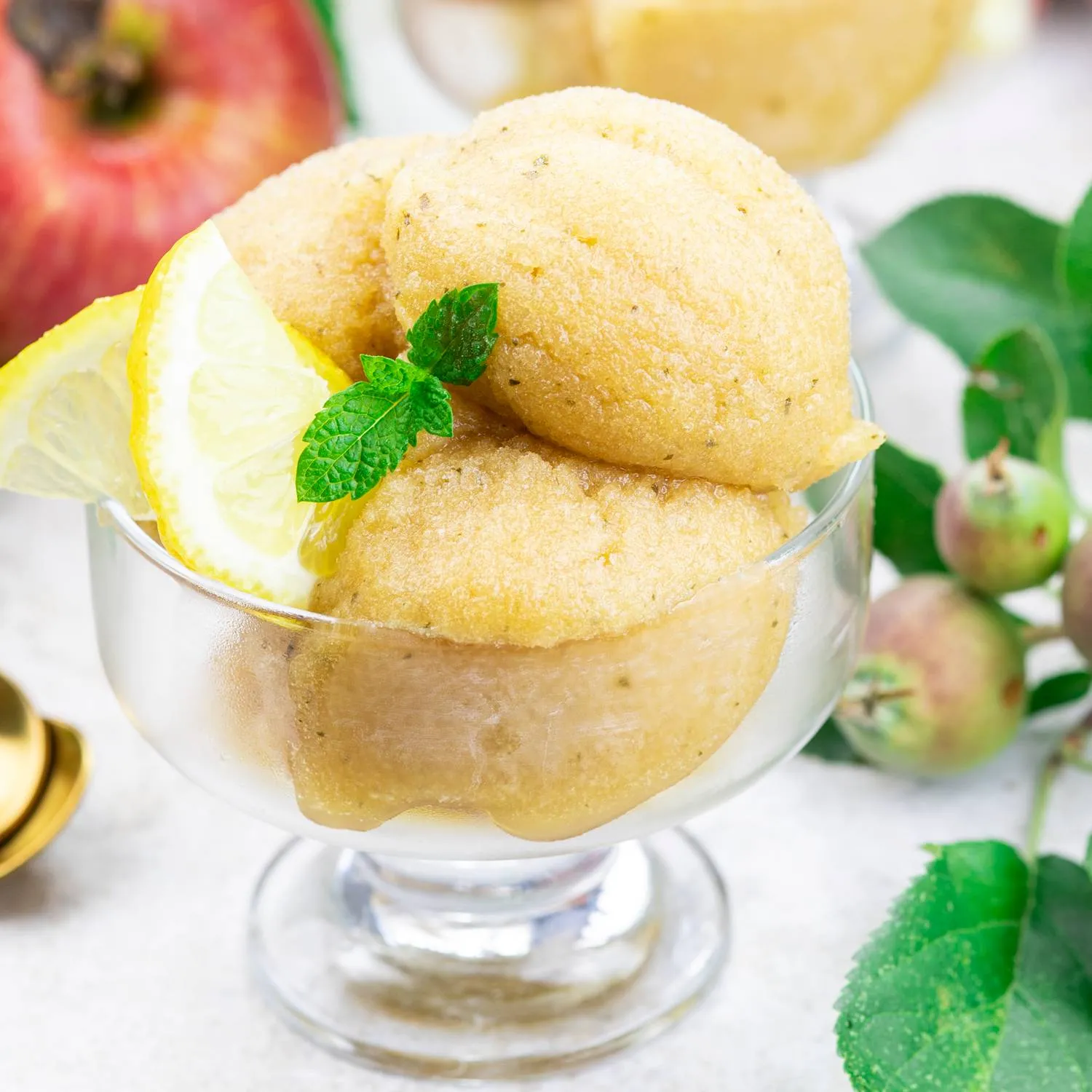 Sorbet Jabkowy z Pudrem Migdaowym i Sosem Karmelowym