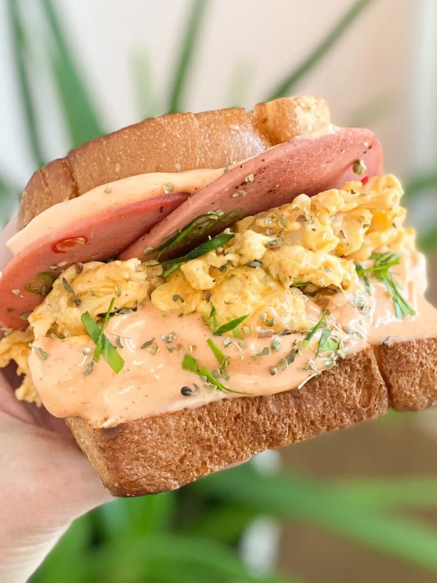 Sriracha Pesto Eggs Sandwich