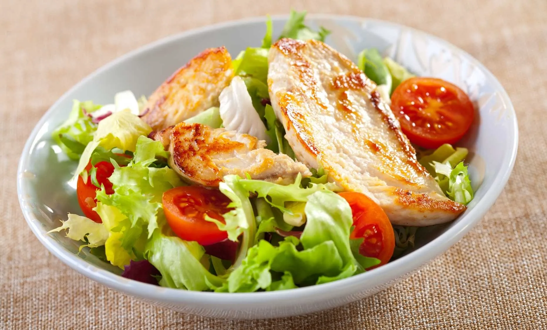 ensalada de pollo a la plancha con aderezo de mango y chipotle