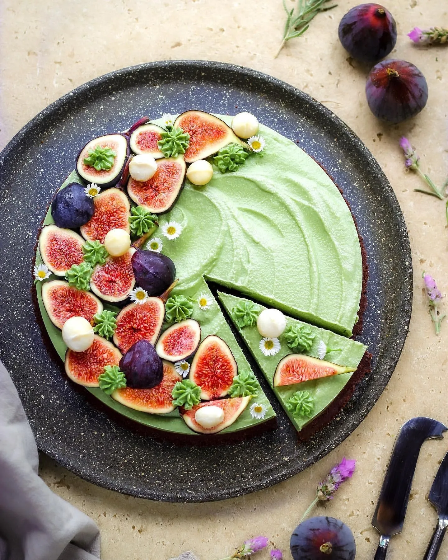 no bake matcha chocolate berry cheesecake